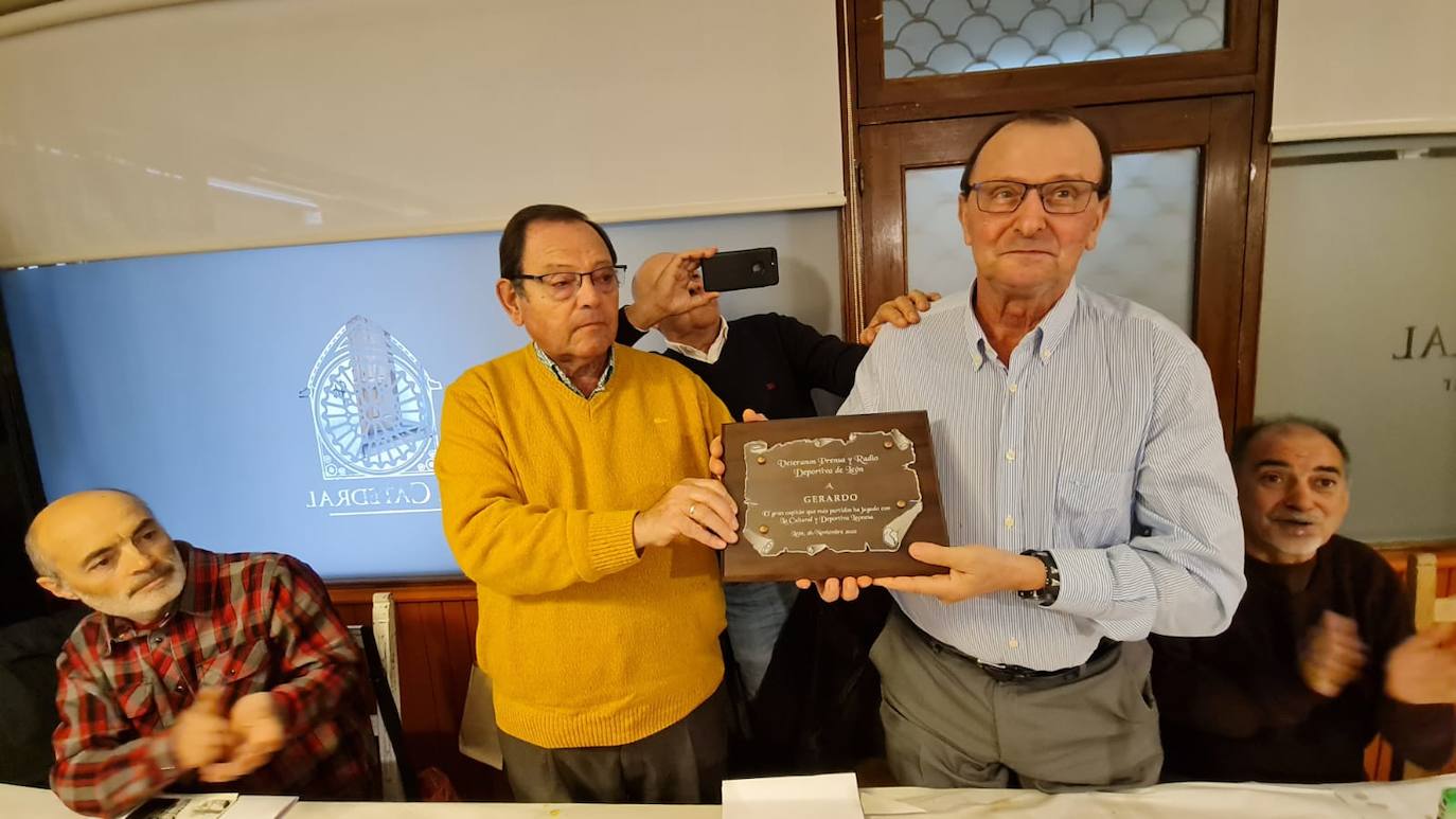 Los Veteranos de la Prensa Deportiva de León rinden homenaje al histórico Gerardo.