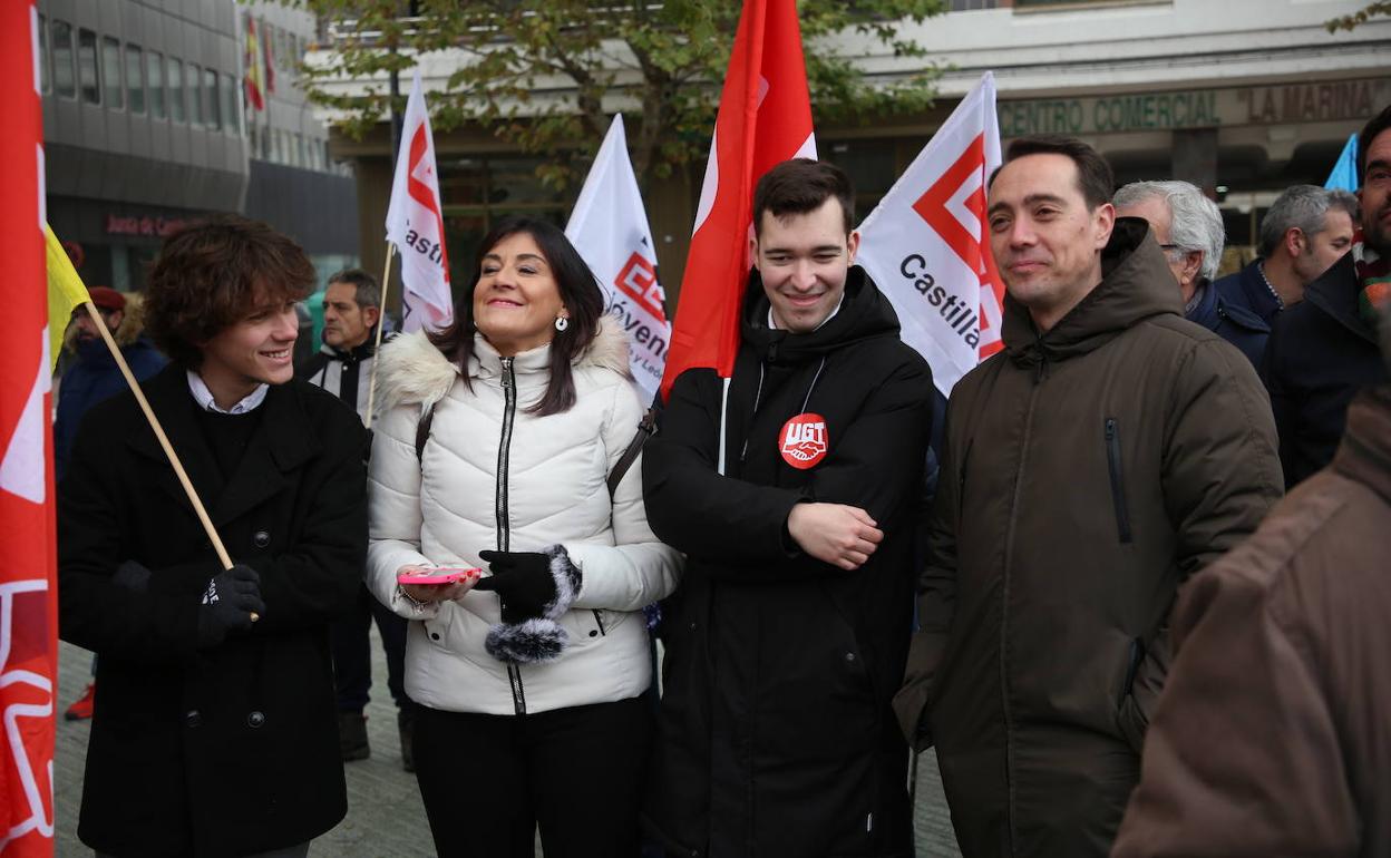 La secretaria de Organización del PSOECyL participa en la manifestación convocada por UGT y CCOO.
