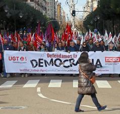 Manifestación de UGT y CCOO para solicitar más democracia en las instituciones ante las políticas de Vox.