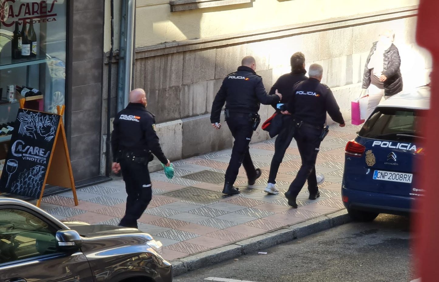 'Cazado' en plena calle tras robar en diferentes establecimientos de la capital. Efectivos de la Policía Nacional de León detienen en la calle República Argentina a un hombre acusado de diferentes robos. 