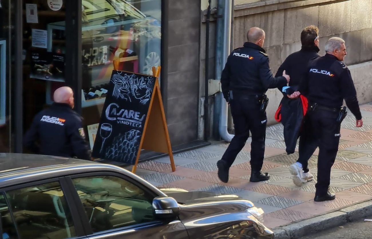 'Cazado' en plena calle tras robar en diferentes establecimientos de la capital. Efectivos de la Policía Nacional de León detienen en la calle República Argentina a un hombre acusado de diferentes robos. 