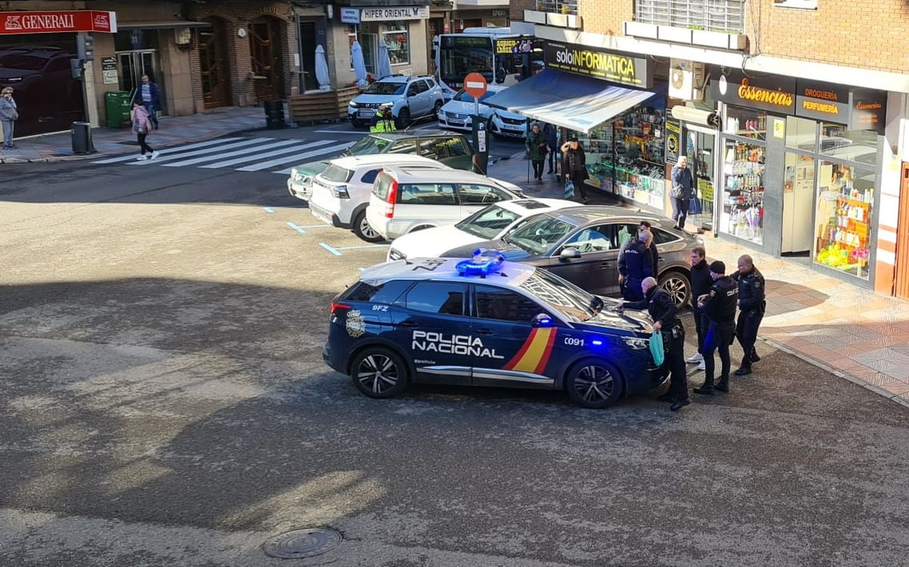 'Cazado' en plena calle tras robar en diferentes establecimientos de la capital. Efectivos de la Policía Nacional de León detienen en la calle República Argentina a un hombre acusado de diferentes robos. 