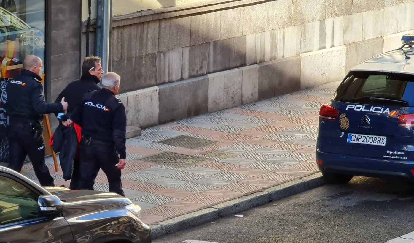 'Cazado' en plena calle tras robar en diferentes establecimientos de la capital. Efectivos de la Policía Nacional de León detienen en la calle República Argentina a un hombre acusado de diferentes robos. 