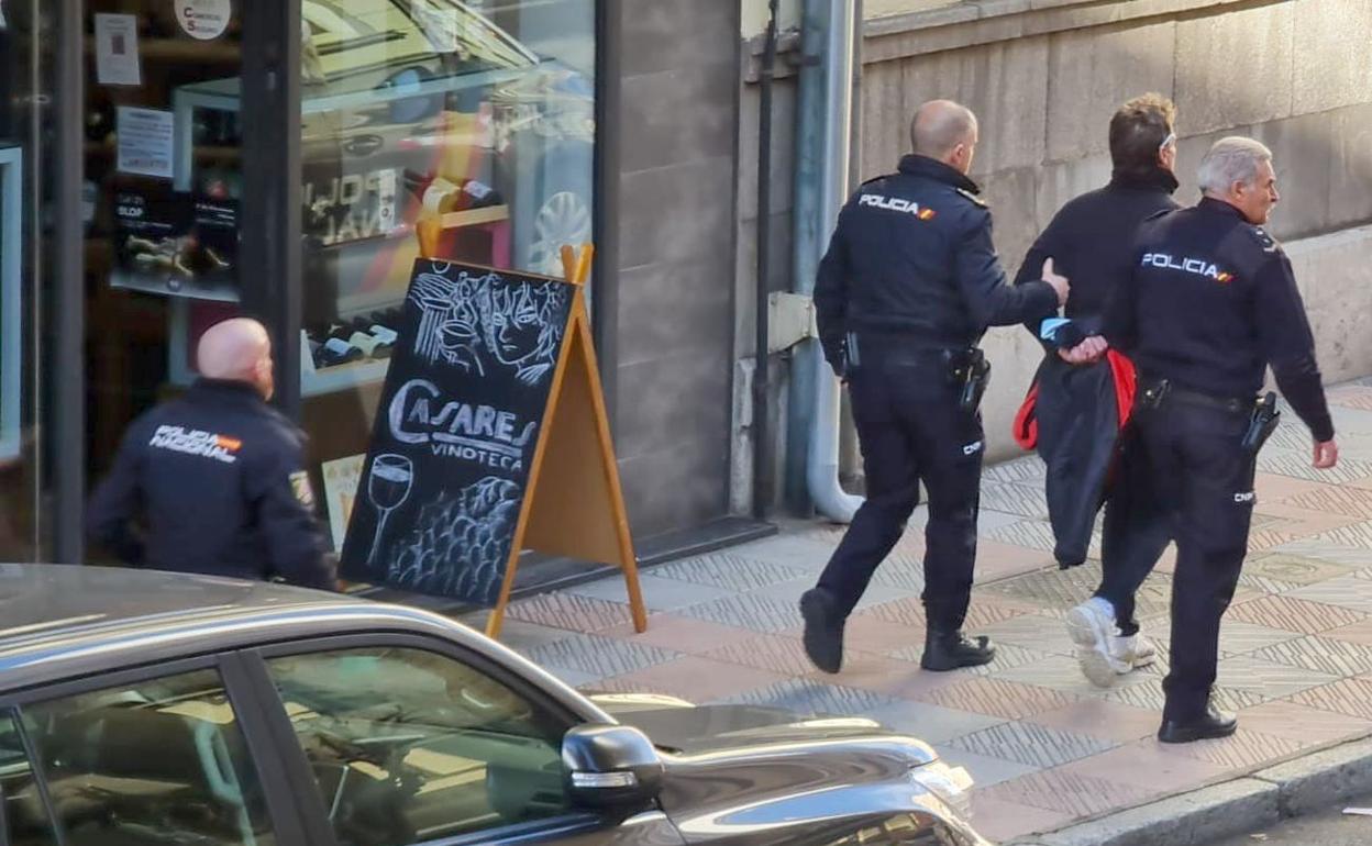 Efectivos de la Policía Nacional de León trasladan al detenido en las inmediaciones de la propia Comisaría. 