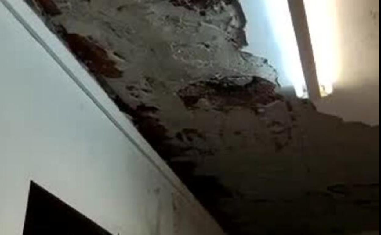 Estado que presenta un colegio en León tras las lluvias de las pasadas semanas.