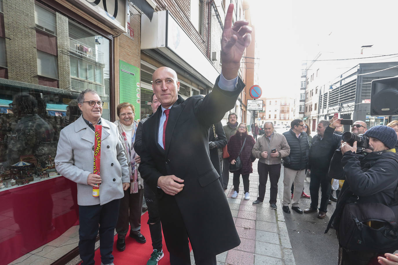 El alcalde de León, José Antonio Diez, el bailaor Antonio Canales y el humorista Ángel Manuel de Vega asisten al encendido navideño del local Azaila 1930.