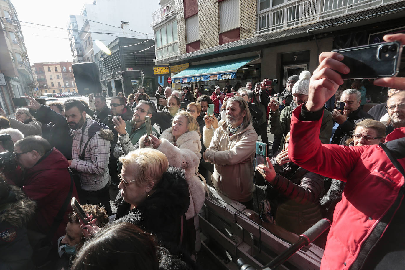 El alcalde de León, José Antonio Diez, el bailaor Antonio Canales y el humorista Ángel Manuel de Vega asisten al encendido navideño del local Azaila 1930.