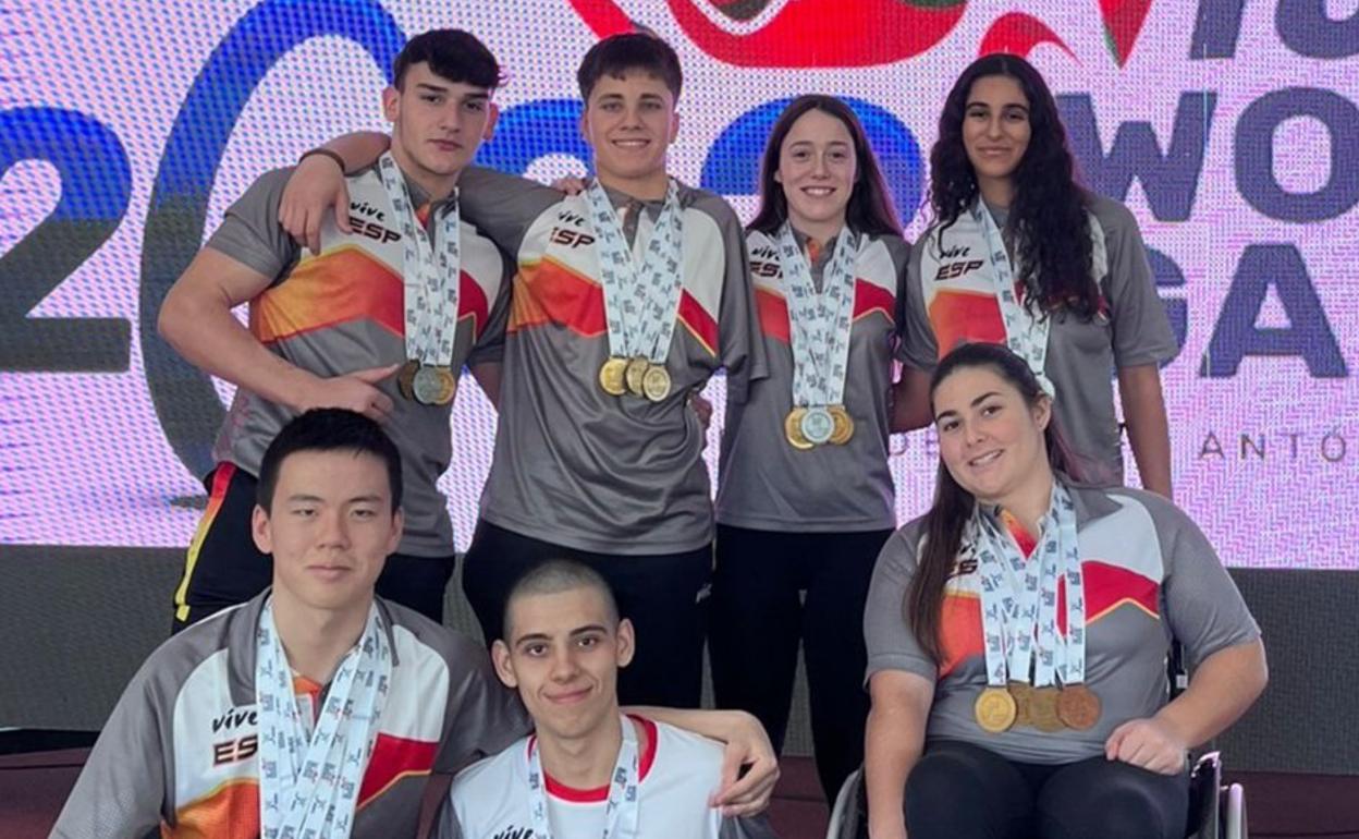 David Cubillas, arriba a la izquieda, posa con sus tres medallas logradas en los Juegos Mundiales IWAS.