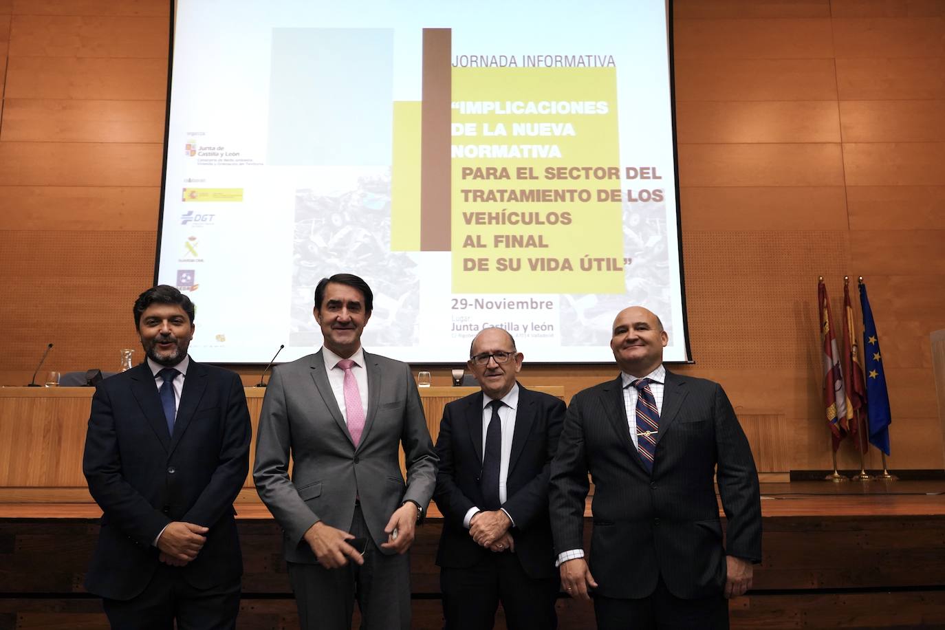 El consejero de Medio Ambiente, Vivienda y Ordenación del Territorio, Juan Carlos Suárez-Quiñones, inaugura la jornada informativa ''Implicaciones de la nueva ley de residuos al sector de tratamiento de vehículos al final de su vida útil''.