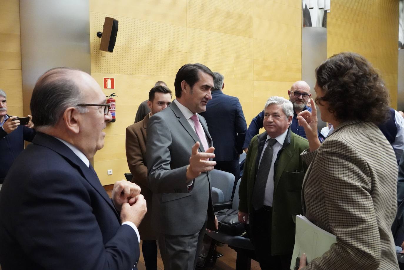 El consejero de Medio Ambiente, Vivienda y Ordenación del Territorio, Juan Carlos Suárez-Quiñones, inaugura la jornada informativa ''Implicaciones de la nueva ley de residuos al sector de tratamiento de vehículos al final de su vida útil''.