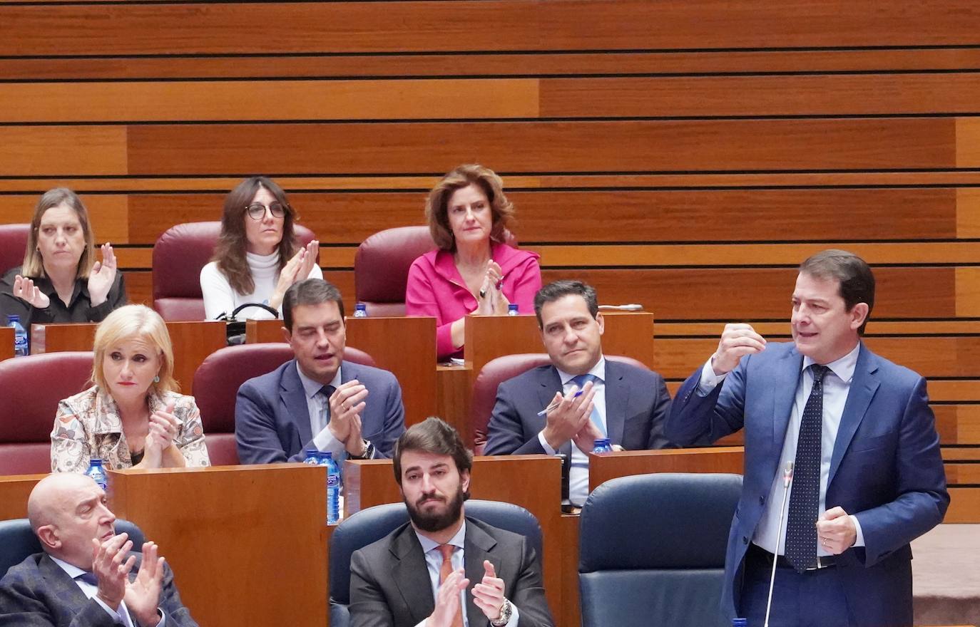 El presidente de la Junta de Castilla y León, Alfonso Fernández Mañueco, y el vicepresidente, Juan García-Gallardo, en el Pleno de las Cortes.