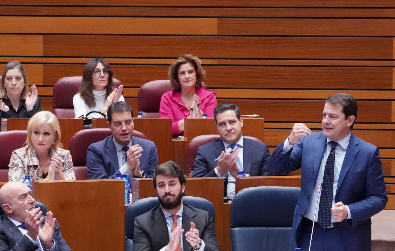 El presidente de la Junta de Castilla y León, Alfonso Fernández Mañueco, y el vicepresidente, Juan García-Gallardo, en el Pleno de las Cortes.