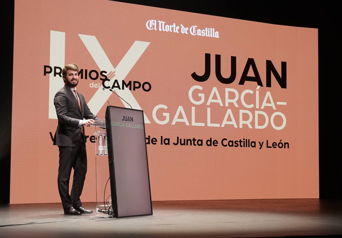 El vicepresidente de la Junta, Juan García Gallardo, y los consejeros de Agricultura y de Empleo, asisten a la entrega de los IX Premios del Campo.