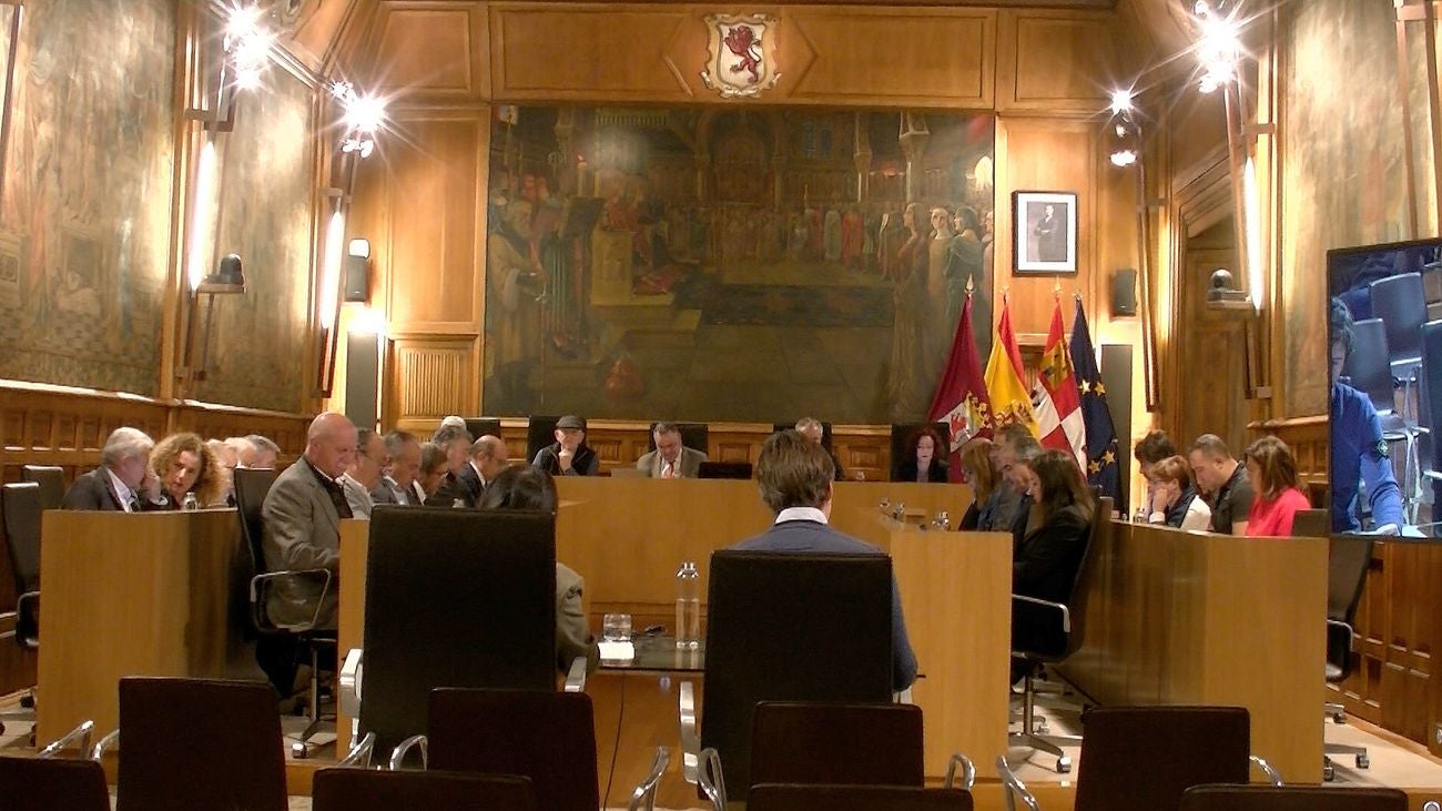 La Diputación de León celebra nuevo pleno ordinario en el Palacio de los Guzmanes. El pleno ha aprobado los convenios de bomberos con León y Ponferrada, entre otras medidas.