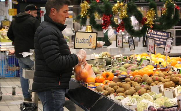 Imagen principal - La inflación obliga a los leoneses a adelantar sus compras de Navidad: «La cartera manda sobre el gusto»