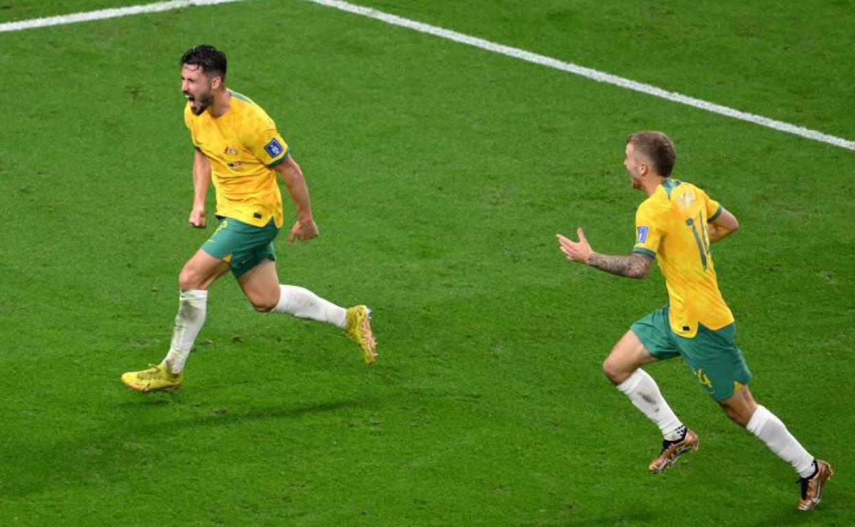 Mathew Leckie (i) celebra su decisivo gol a Dinamarca.