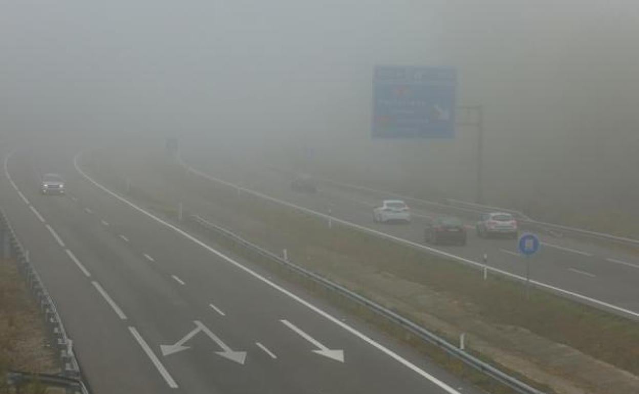 Un accidente corta un tramo de la A6 en León y la niebla dificulta la visibilidad en varios tramos de la red de carreteras de la provincia.