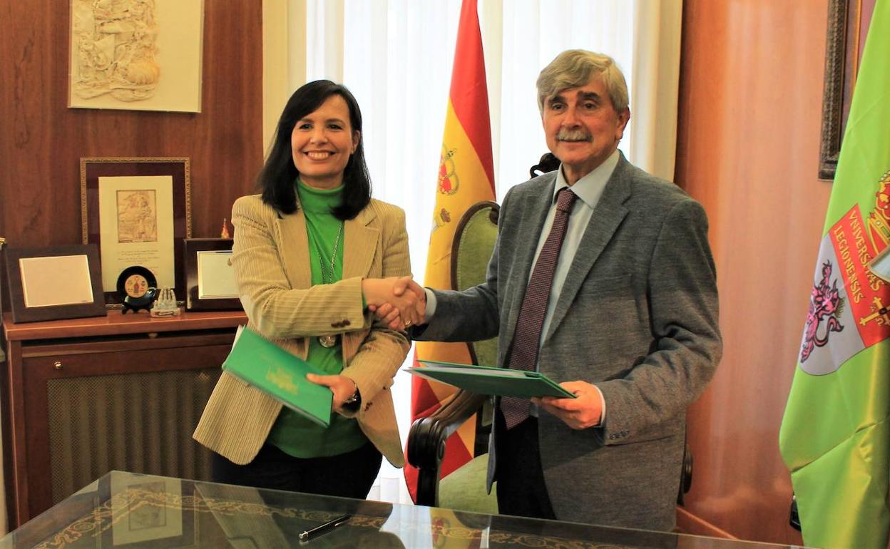 Firman del acuerdo de colaboración entre ambas entidades.