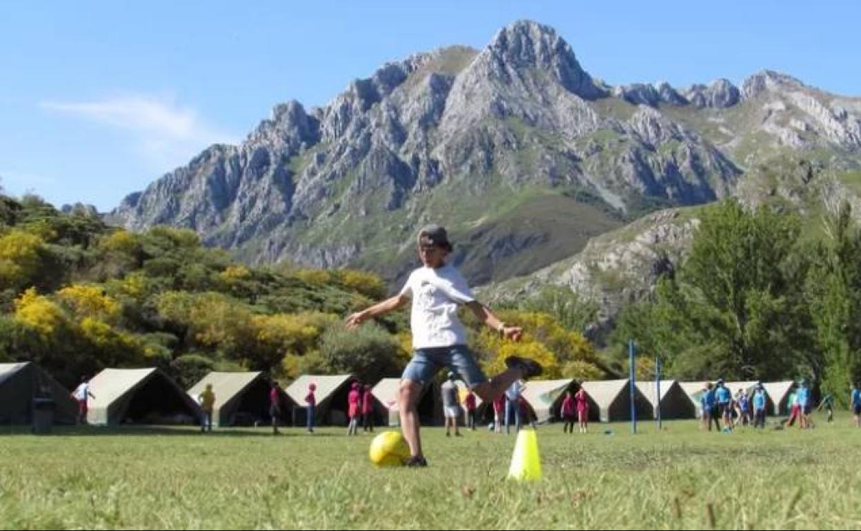 Asocaiciones piden reformas en el campamento de Valdelugueros para que se pueda usar todo el año acogiendo turistas.