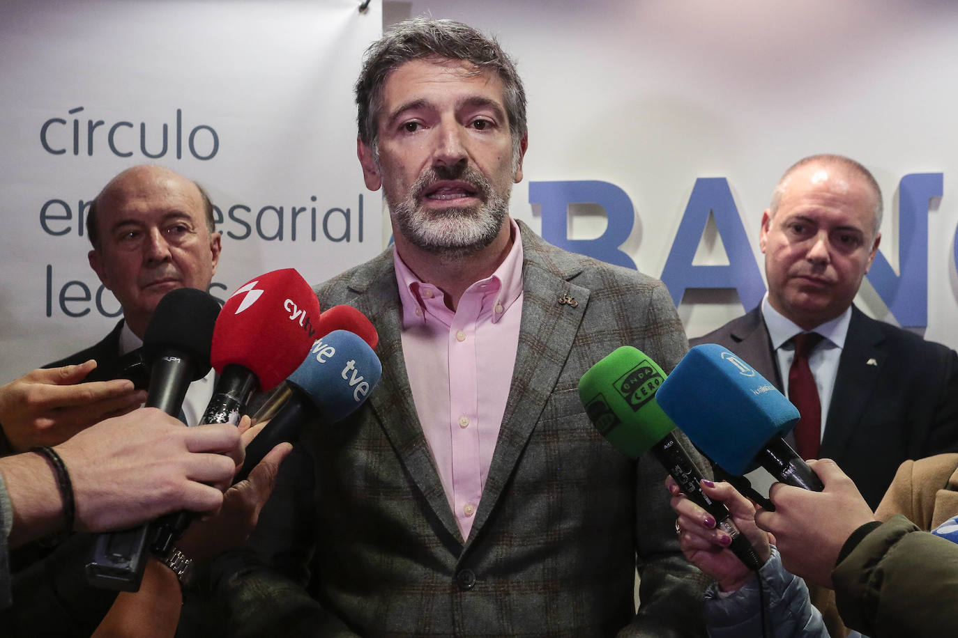 El Círculo Empresarial Leonés presenta los resultados de La Encuesta Empresarial Círculo 2022, de la mano del presidente del grupo de trabajo del Círculo de Empresarios, Miguel Iraburu (I).