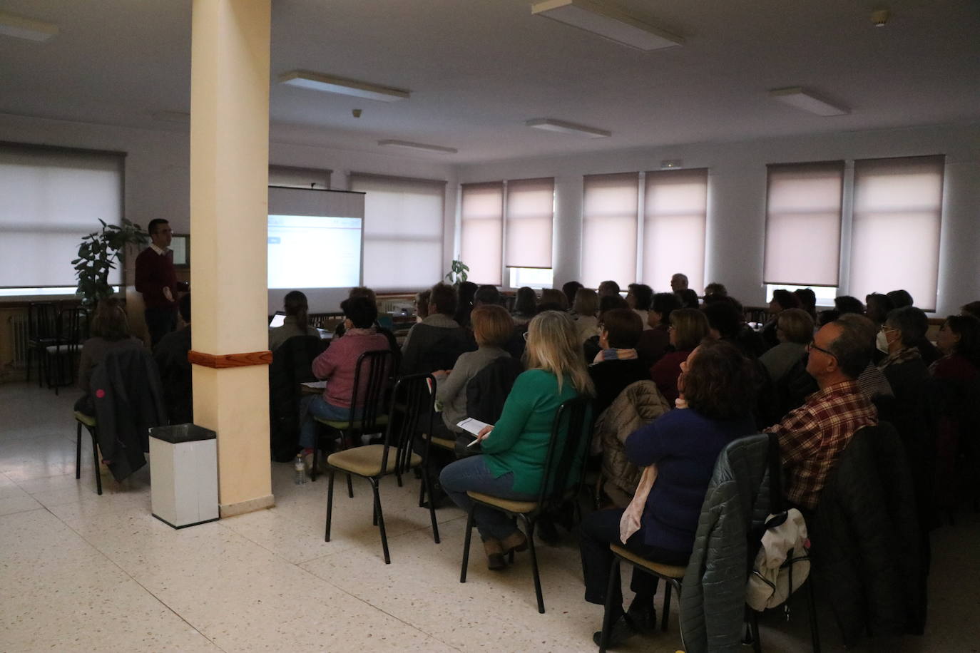 Voluntarios de Ineco se adhieren al programa RuralTIC en el que desarrollan su trabajo desde pueblos de la España Vaciada y dedican el 20% de su jornada a impartir talleres formativos y asesoramiento para frenar la brecha digital | Imanol García vive durante 15 días en Carrizo y ayuda a los vecinos a hacer un uso responsable y seguro de Internet.