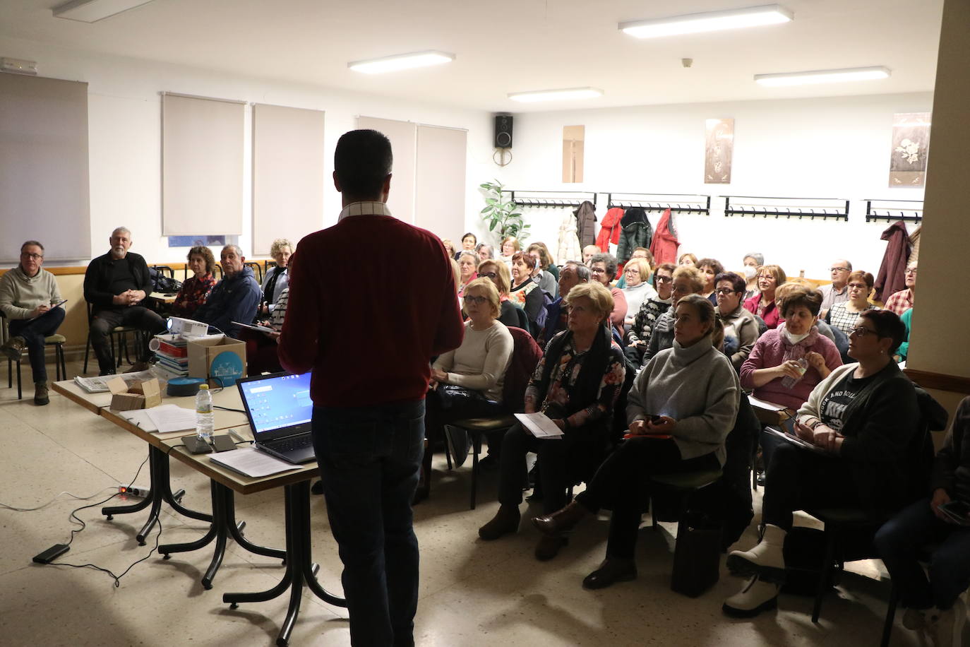 Voluntarios de Ineco se adhieren al programa RuralTIC en el que desarrollan su trabajo desde pueblos de la España Vaciada y dedican el 20% de su jornada a impartir talleres formativos y asesoramiento para frenar la brecha digital | Imanol García vive durante 15 días en Carrizo y ayuda a los vecinos a hacer un uso responsable y seguro de Internet.