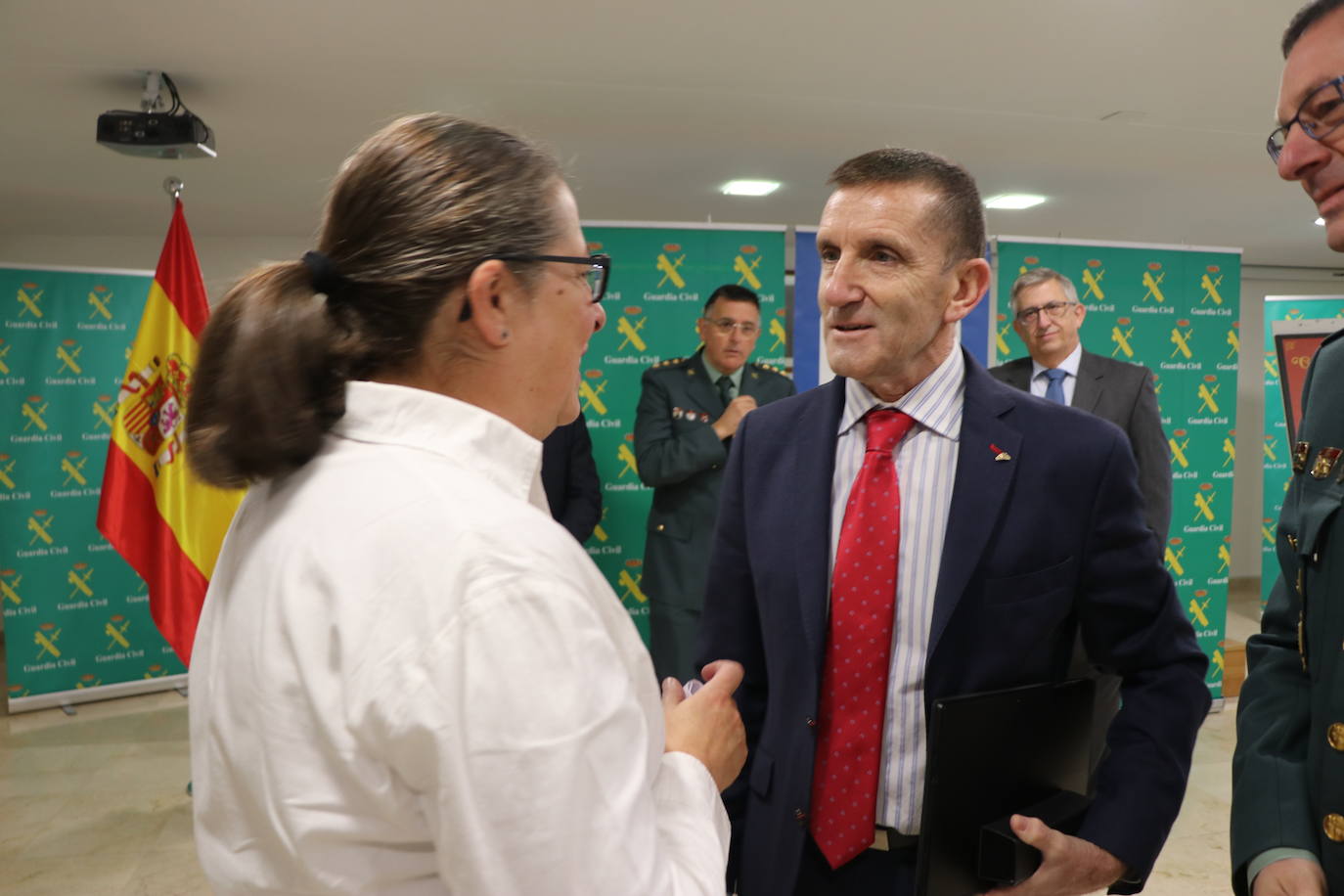 Acto de entrega por parte de la Guardia Civil de un donativo a la ONG ACCEM León con la cantidad recaudada con motivo de los actos de la Semana de la Guardia Civil celebrada en octubre.