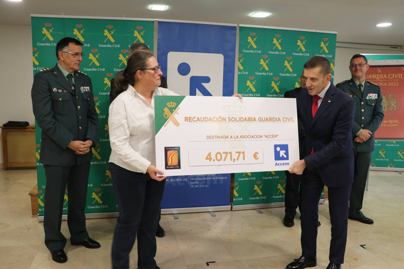 Acto de entrega por parte de la Guardia Civil de un donativo a la ONG ACCEM León con la cantidad recaudada con motivo de los actos de la Semana de la Guardia Civil celebrada en octubre.