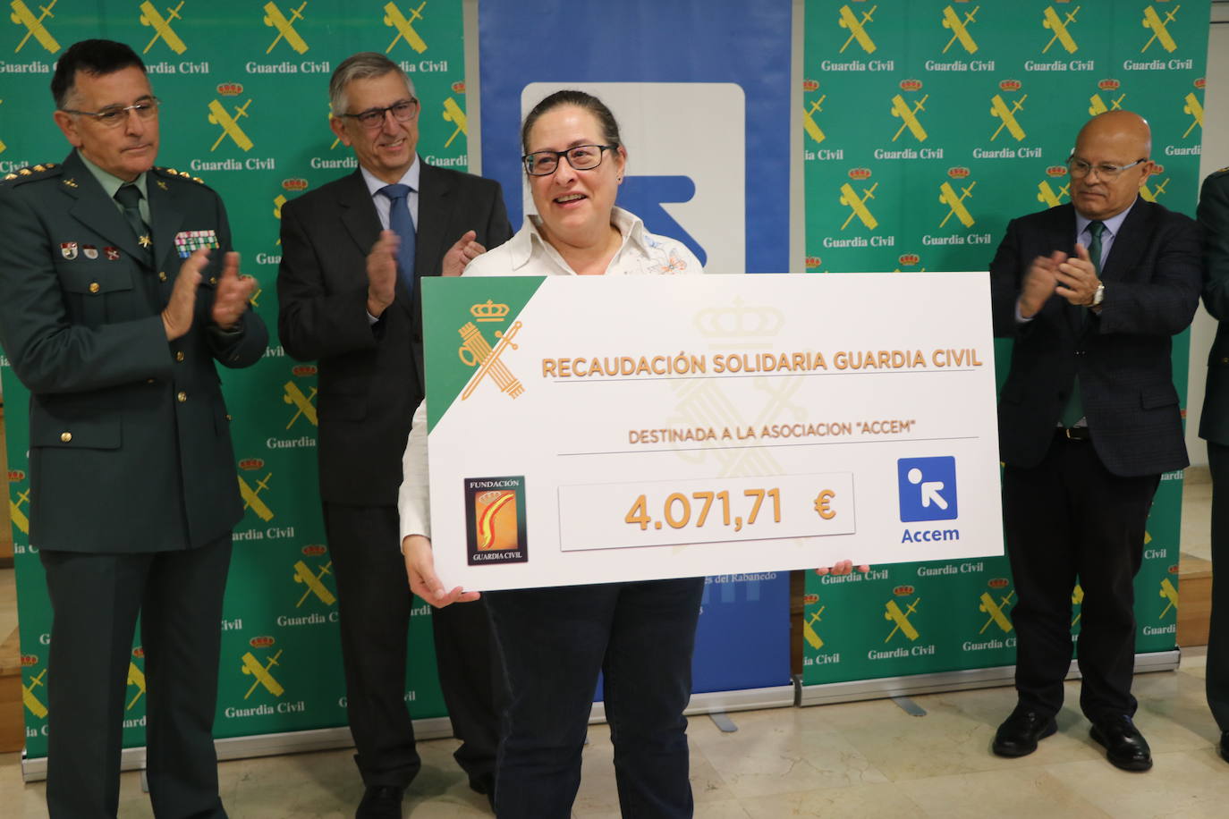 Acto de entrega por parte de la Guardia Civil de un donativo a la ONG ACCEM León con la cantidad recaudada con motivo de los actos de la Semana de la Guardia Civil celebrada en octubre.