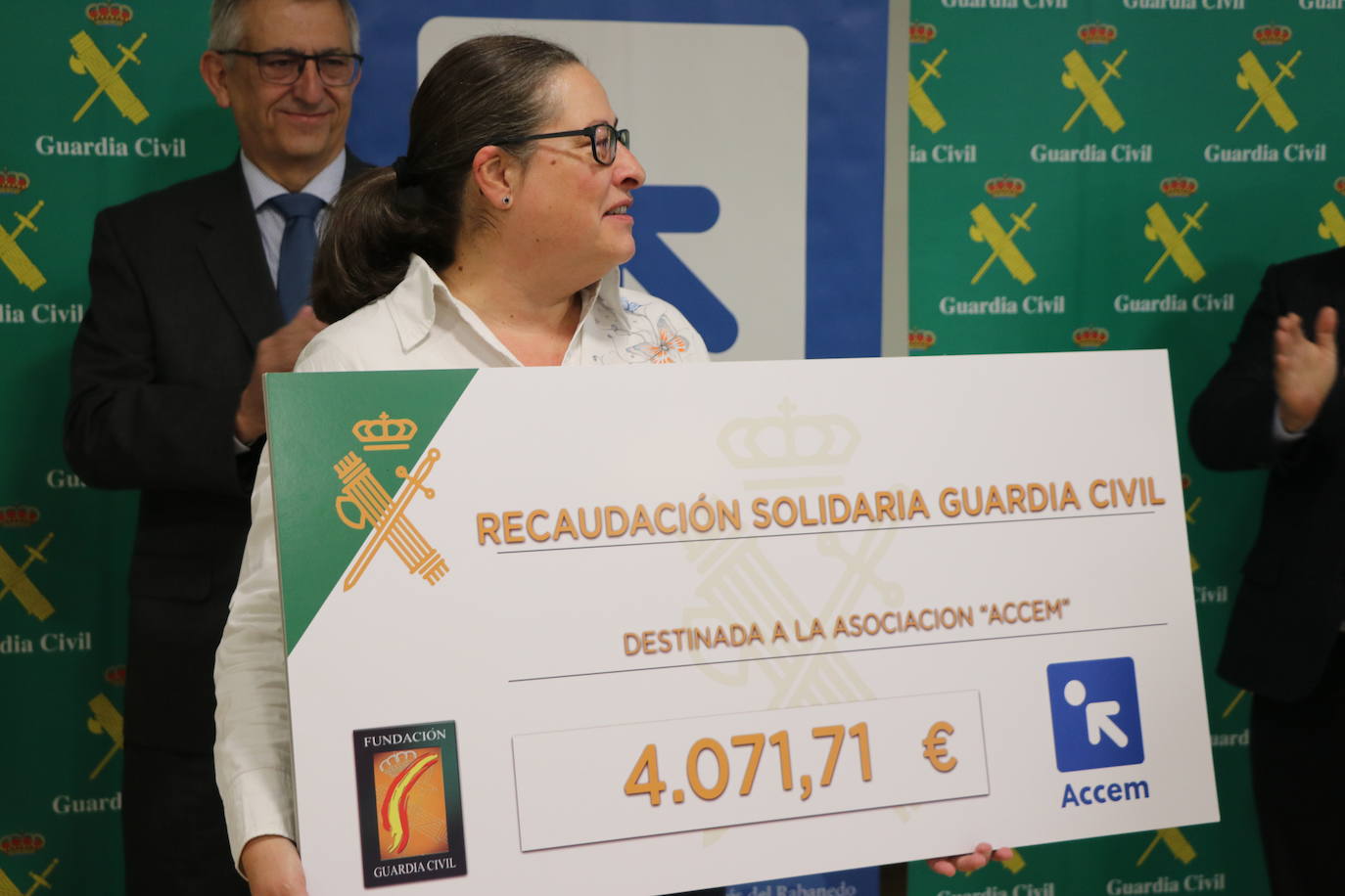 Acto de entrega por parte de la Guardia Civil de un donativo a la ONG ACCEM León con la cantidad recaudada con motivo de los actos de la Semana de la Guardia Civil celebrada en octubre.