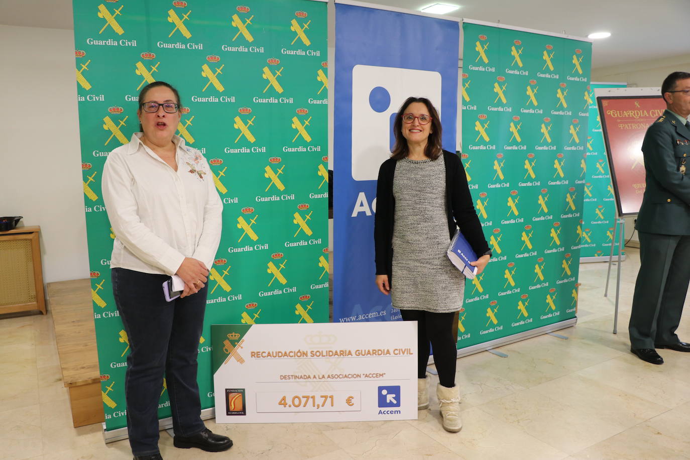 Acto de entrega por parte de la Guardia Civil de un donativo a la ONG ACCEM León con la cantidad recaudada con motivo de los actos de la Semana de la Guardia Civil celebrada en octubre.