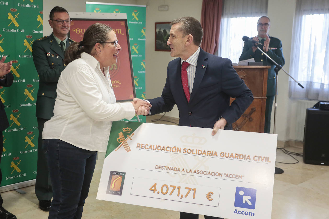 Acto de entrega por parte de la Guardia Civil de un donativo a la ONG ACCEM León con la cantidad recaudada con motivo de los actos de la Semana de la Guardia Civil celebrada en octubre.