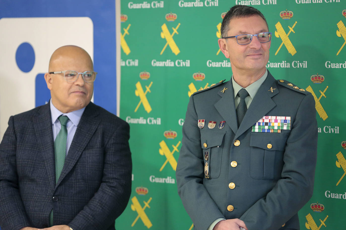 Acto de entrega por parte de la Guardia Civil de un donativo a la ONG ACCEM León con la cantidad recaudada con motivo de los actos de la Semana de la Guardia Civil celebrada en octubre.