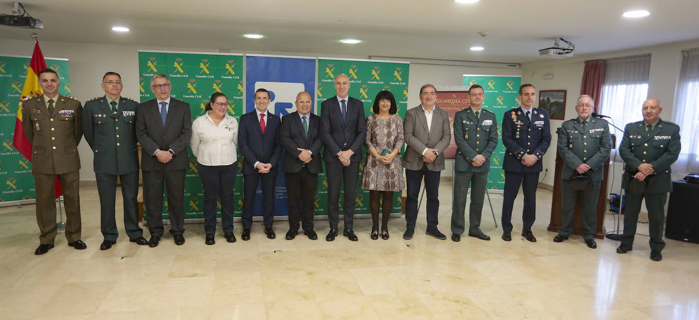 Acto de entrega por parte de la Guardia Civil de un donativo a la ONG ACCEM León con la cantidad recaudada con motivo de los actos de la Semana de la Guardia Civil celebrada en octubre.