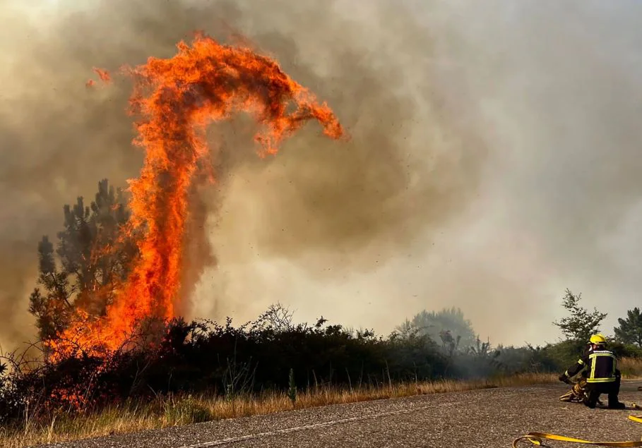 Bomberos trabajando contra un incendio forestal en el pueblo de A Cañiza, Pontevedra, el 31 de julio. 