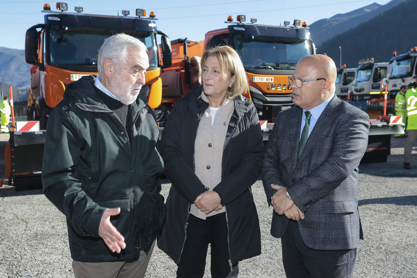 La delegada del Gobierno en Asturias, Delia Losa, y el subdelegado del Gobierno en León, Faustino Sánchez, se reúnen con el director general de Aucalsa, Eduardo Arrojo, para coordinar los protocolos de vialidad invernal. 