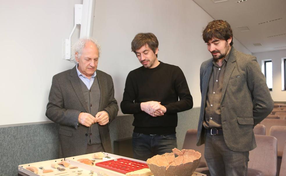 Jesús de Celis ante algunas de las piezas encontradas con el diputado Pablo López Presa y Emilio Gancedo, Coordinador de Proyectos y Actividades Culturales del Instituto Leonés de Cultura