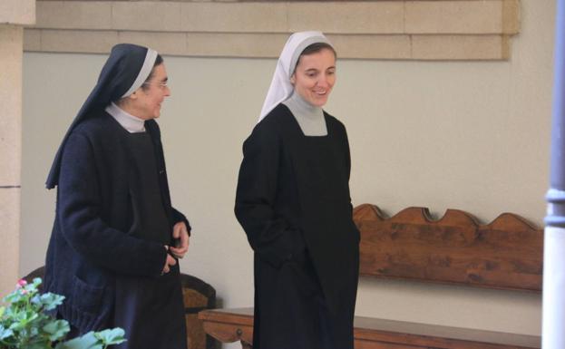 Galería. Cristina pasea con sor Ernestina, su mentora en el convento de las Benedictinas de León.