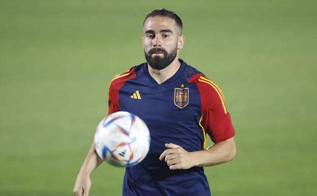 El defensa de la selección española Dani Carvajal participa en el entrenamiento del equipo nacional en Doha, Catar, este miércoles, en la víspera del encuentro ante Japón perteneciente al grupo E del Mundial de Qatar 2022. 