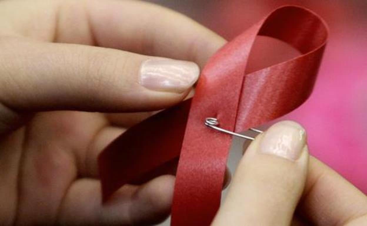 Un lazo rojo que simboliza la lucha contra el VIH. 