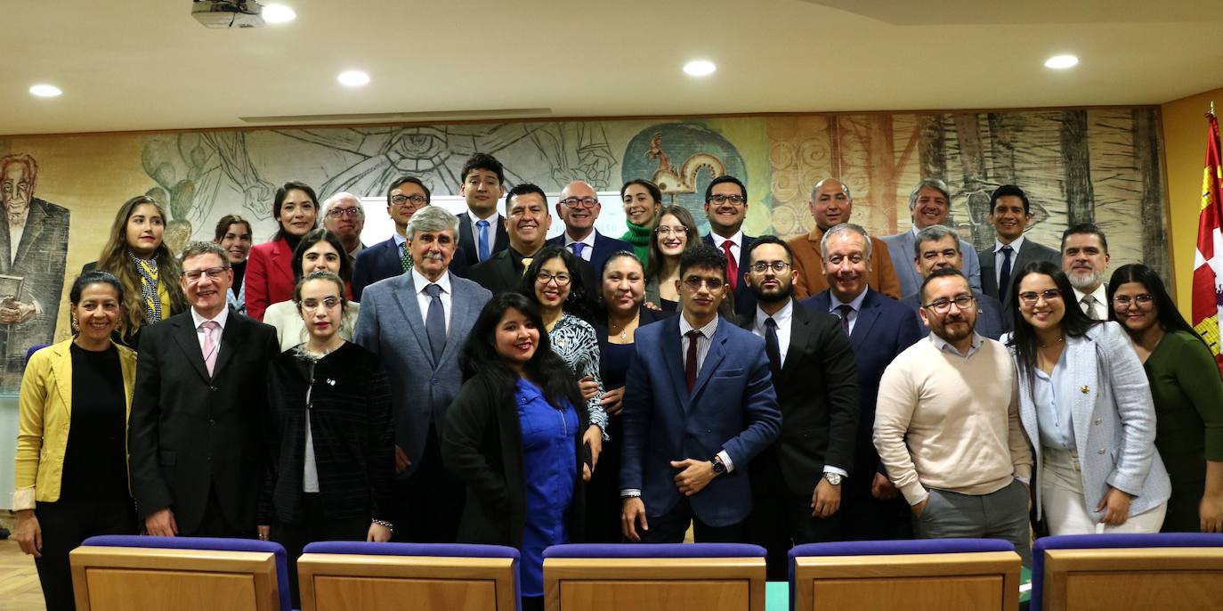 El rector de la ULE, Juan Francisco García Marín, presidió el acto celebrado en la Sala Gordón Ordás, en el que Bárbara Villalobos, de la Universidad Central de Chile se alzó con el primer premio por un trabajo sobre violencia obstétrica.