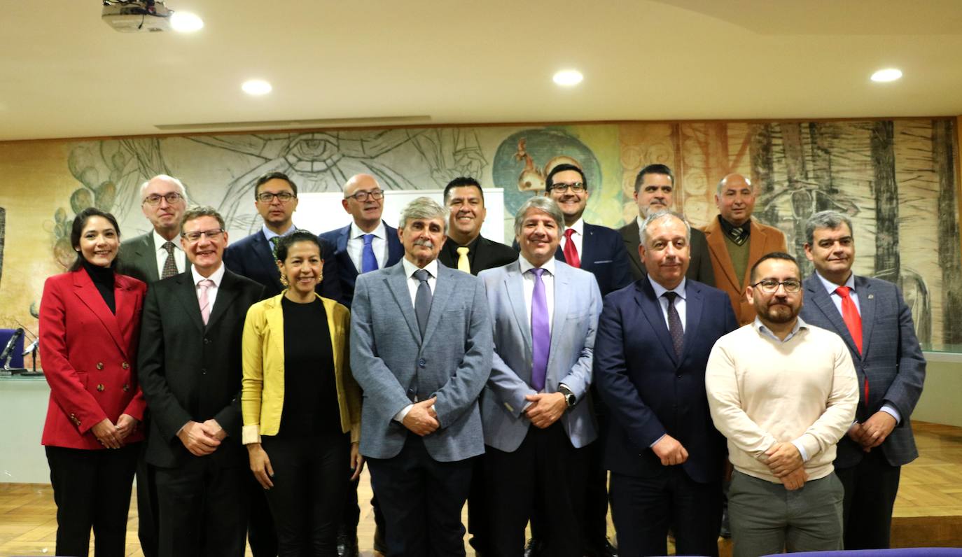 El rector de la ULE, Juan Francisco García Marín, presidió el acto celebrado en la Sala Gordón Ordás, en el que Bárbara Villalobos, de la Universidad Central de Chile se alzó con el primer premio por un trabajo sobre violencia obstétrica.