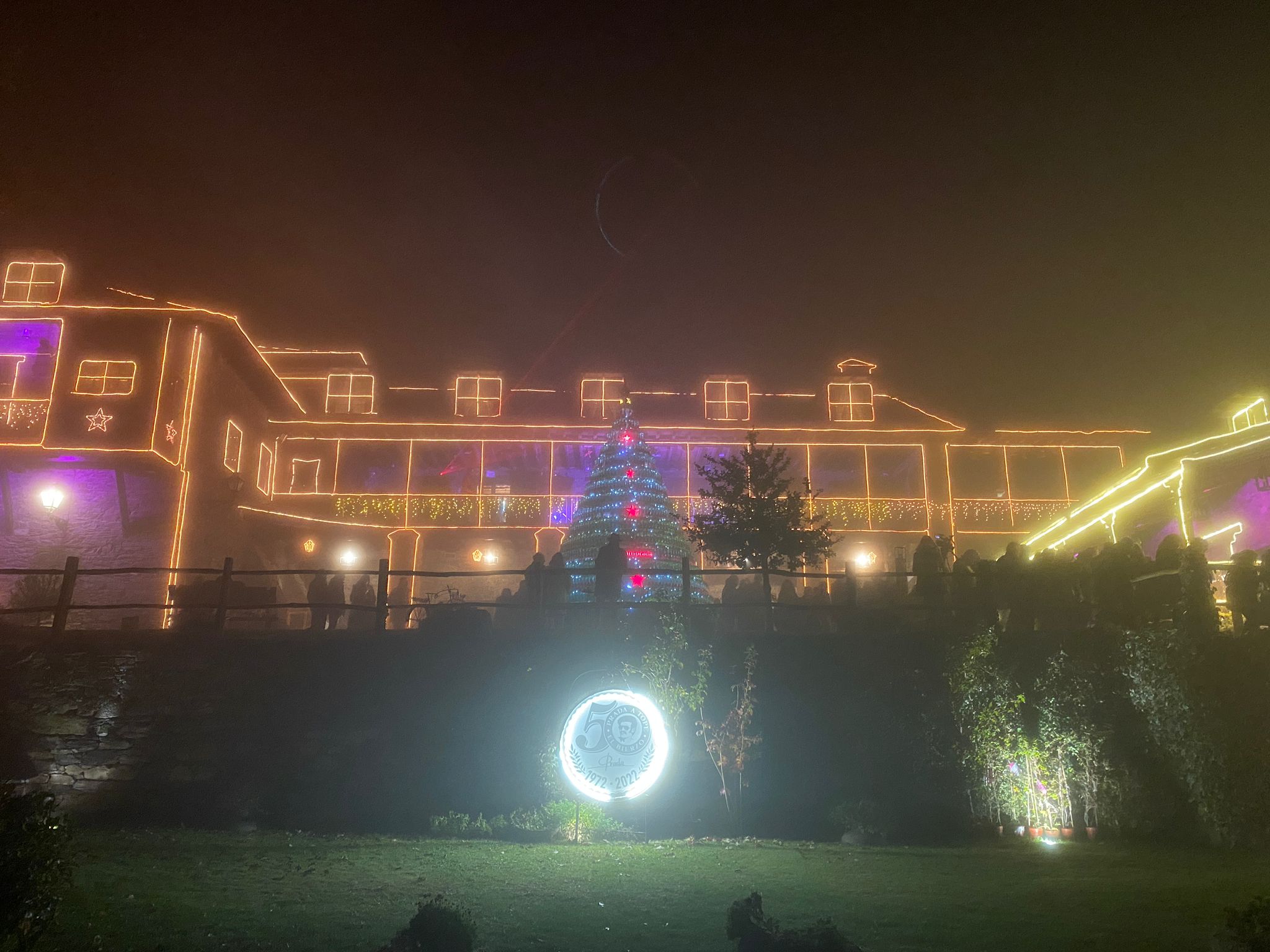 Cumpliendo con la tradición y como cada Navidad el Palacio de Canedo se ha convertido este 1 de diciembre en un auténtico monumento de luz, color y sentimiento | Más de un kilómetro y medio de luces led iluminan el medio siglo de Prada 'A tope'.