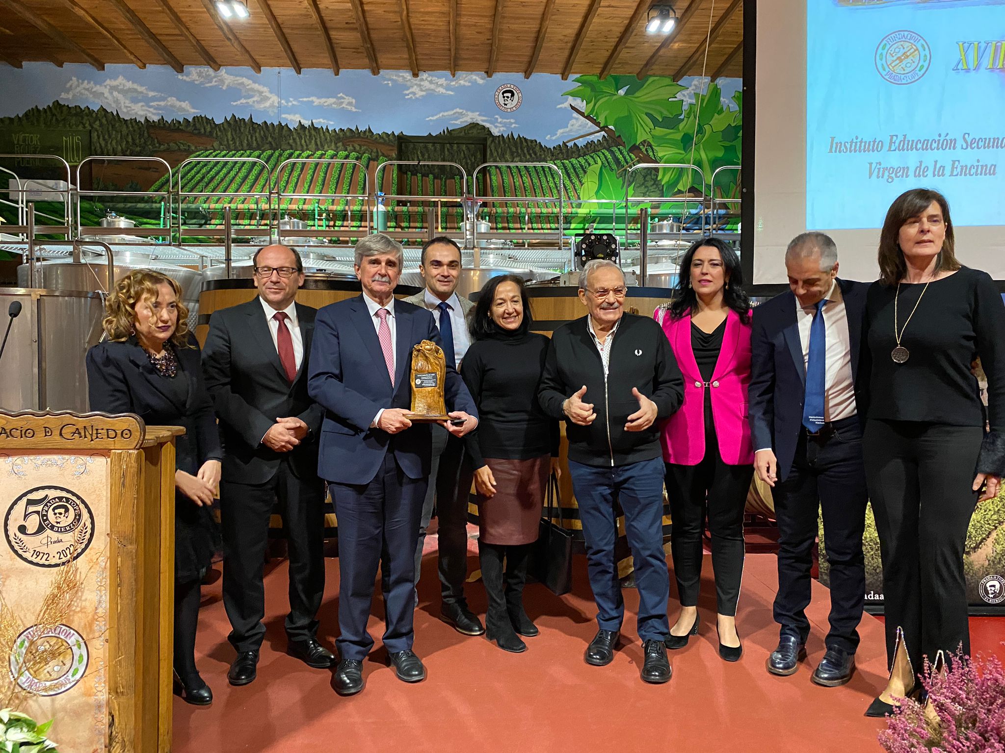 Cumpliendo con la tradición y como cada Navidad el Palacio de Canedo se ha convertido este 1 de diciembre en un auténtico monumento de luz, color y sentimiento | Más de un kilómetro y medio de luces led iluminan el medio siglo de Prada 'A tope'.