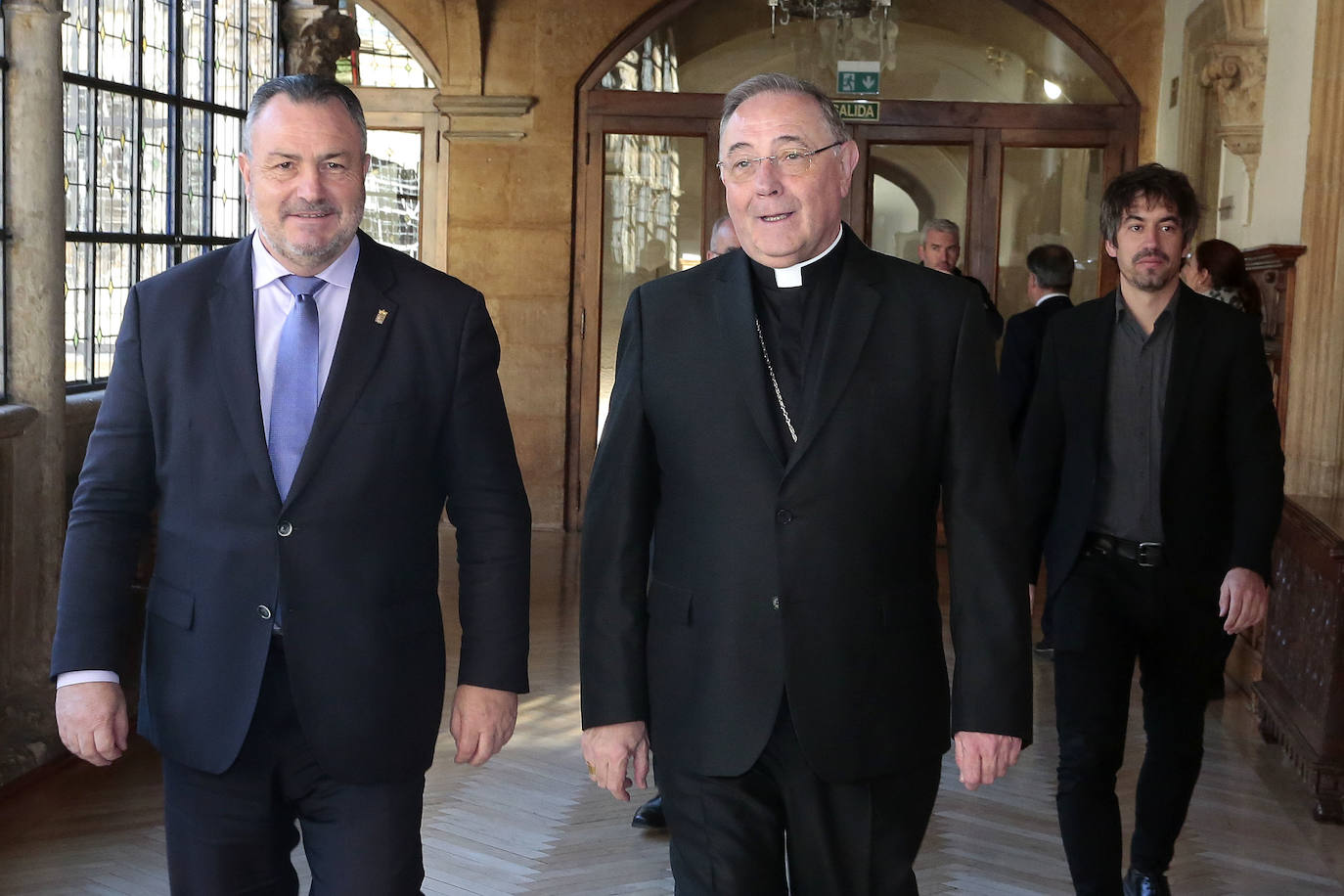 El presidente de la Diputación de León y del Instituto Leonés de Cultura, Eduardo Morán, firma un convenio de colaboración con el obispo de León, Luis Ángel de las Heras, para la conservación y reparación de templos.