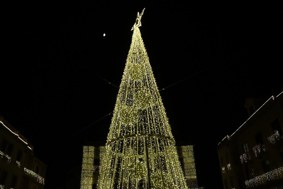 La ciudad ha vivido un gran encendido de luces que decorarán todas las calles astorganas hasta después de Reyes.