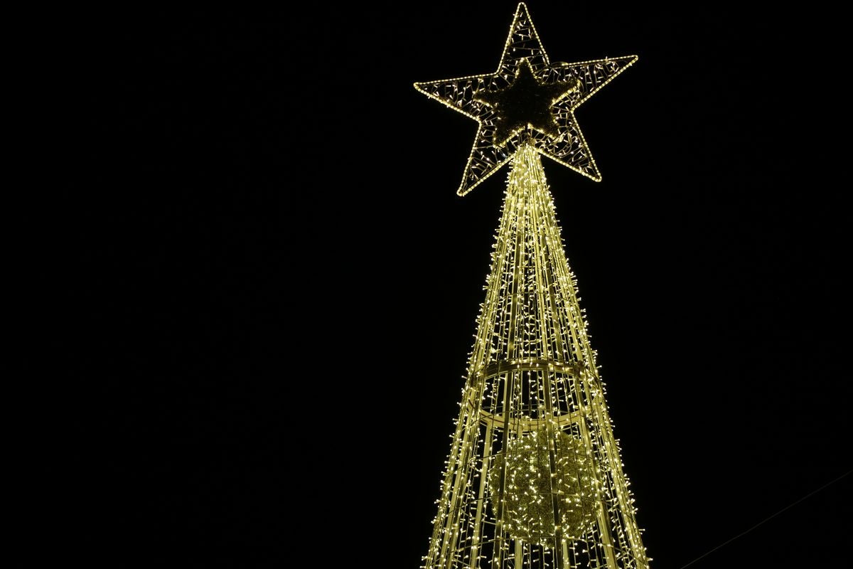 La ciudad ha vivido un gran encendido de luces que decorarán todas las calles astorganas hasta después de Reyes.