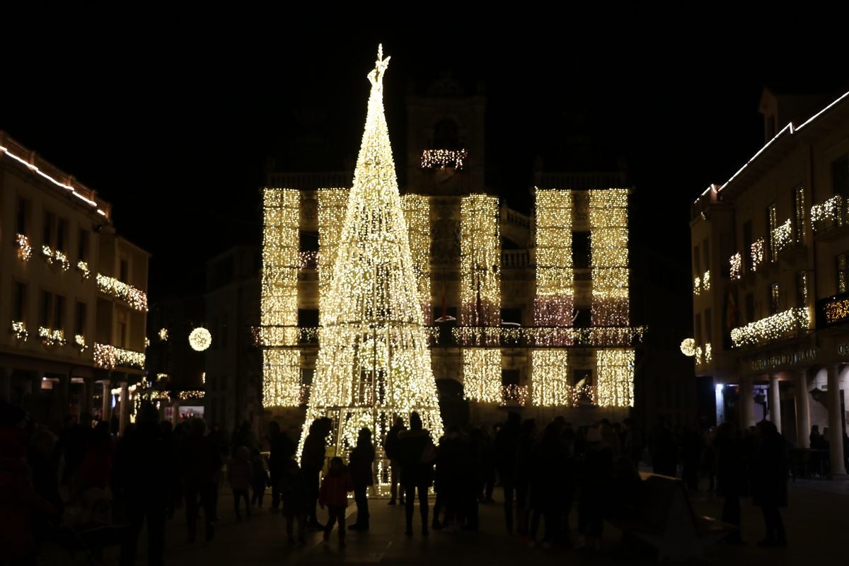 La ciudad ha vivido un gran encendido de luces que decorarán todas las calles astorganas hasta después de Reyes.