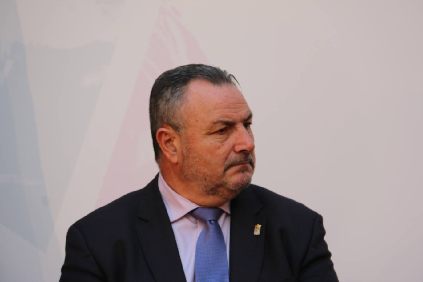 Alcaldes de todos los rincones de la provincia acuden al acto de conmemoración de la Carta Magna española | El berciano José Carralero ha sido el encargado de pronunciar el discurso de esta celebración