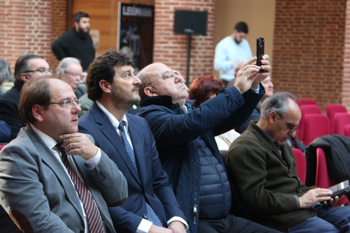 Alcaldes de todos los rincones de la provincia acuden al acto de conmemoración de la Carta Magna española | El berciano José Carralero ha sido el encargado de pronunciar el discurso de esta celebración